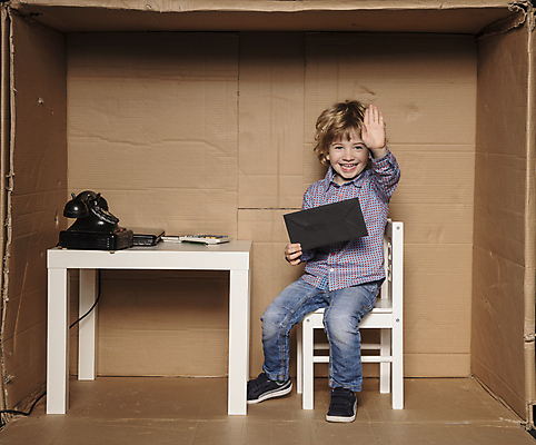 포토 JPG 해외이미지 전신 응시 남자 어린이 비즈니스 봉투 선물 한명 들기 앉기 소년 앞모습 상자 사무실 잡기 업무 비즈니스맨 범죄 작음 만족 뇌물 손뻗기 그만 소년만 소년한명만 해외포토 1 시선 감정 뷰포인트 모션 사람 작업 직장인 크기 남자만 남자한명만 어린이만 파일형식 이미지허브