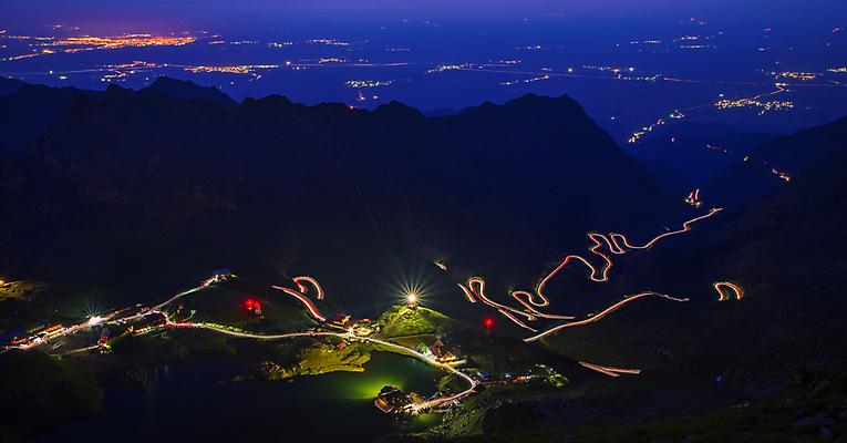 포토 JPG 해외이미지 구름 도로 여행 곡선 자동차 자연 하늘 산 파노라마 풍경 사람없음 야외 여름 파란색 빛 환경 계곡 어둠 고속도로 야간 저녁 위험 큼 루마니아 산악지대 굴곡 웅장함 절정 트란실바니아 해외포토 자연요소 계절 유럽 길 선 육상교통 컬러 컨셉 교통시설 촬영기법 크기 생태계 파일형식 이미지허브