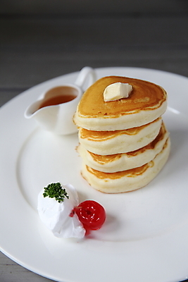 포토 JPG 해외이미지 접시 디저트 실내 사람없음 체리 달콤 크림 버터 팬케이크 수플레 시럽컵 해외포토 식기 음식 과일 내부 케이크 맛 파일형식 이미지허브