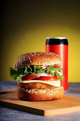 포토 JPG 해외이미지 패스트푸드 실내 사람없음 한개 햄버거 인스턴트 정크푸드 나무도마 캔음료 해외포토 1 음료 음식 도마 내부 목재 파일형식 이미지허브