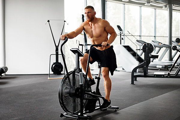 포토 JPG 해외이미지 전신 백인 남자 스포츠용품 수염 실내 건강 한명 사람 성인 옆모습 운동 자전거 헬스장 잡기 체육관 사이클링 해외포토 서양인 1 스포츠 뷰포인트 모션 내부 바이크 헬스 육상스포츠 오브젝트 파일형식 이미지허브