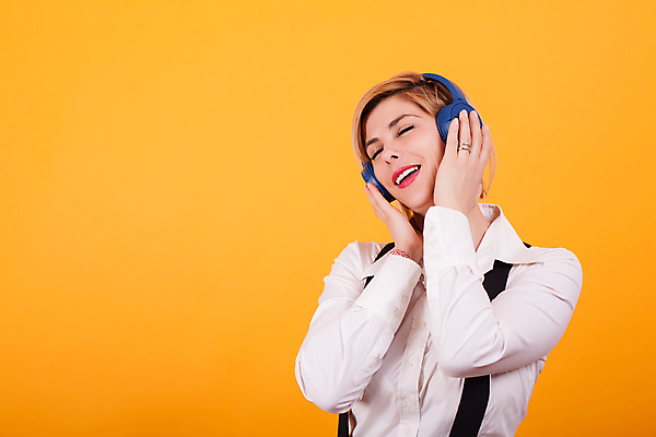 포토 JPG 해외이미지 여자 실내 한명 웃음 상반신 성인 앞모습 헤드셋 즐거움 노래감상 성인여자한명만 해외포토 1 감정 뷰포인트 음향기기 표정 사람 내부 헤드폰 음악감상 여자한명만 성인여자만 파일형식 이미지허브