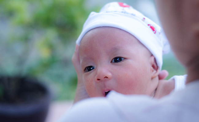 포토 JPG 해외이미지 라이프스타일 여자 딸 행복 어린이 가족 자연 놀이 엄마 건강 사랑 한명 사람 동양인 소년 야외 초록색 부모 정원 아기 신생아 잡기 돌봄 뒤뜰 해외포토 1 남자 감정 컬러 관계 모션 인종 생활 생태계 파일형식 이미지허브