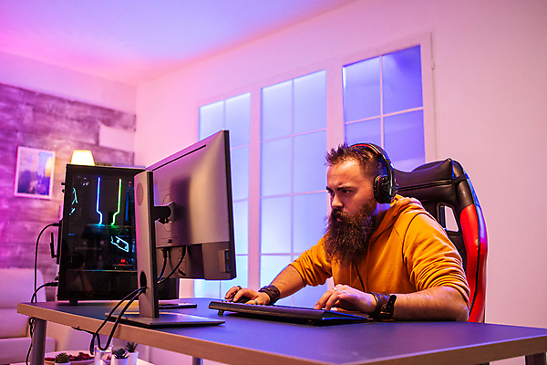 포토 JPG 해외이미지 남자 의자 창문 한명 앉기 상반신 성인 취미 옆모습 컴퓨터 게임 타이핑 키보드 집중 책상 즐거움 게이머 프로게이머 성인남자한명만 해외포토 직업 1 감정 뷰포인트 가구 컨셉 모션 놀이 사람 전자제품 남자한명만 성인남자만 파일형식 이미지허브