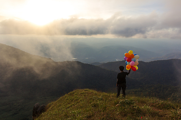포토 JPG 해외이미지 전신 태국 한명 들기 풍경 야외 뒷모습 언덕 풍선 성인남자한명만 해외포토 1 아시아 뷰포인트 모션 사람 남자한명만 성인남자만 파일형식 이미지허브