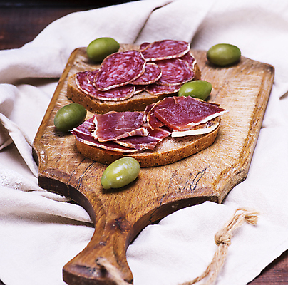 포토 JPG 해외이미지 빵 실내 샌드위치 사람없음 소고기 올리브 슬라이스 나무도마 나무탁자 하몽 해외포토 열매 음식 탁자 도마 육류 내부 목재 햄 파일형식 이미지허브