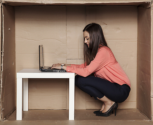 포토 JPG 해외이미지 전신 백인 여자 탁자 한명 성인 옆모습 노트북 상자 사무실 업무 비즈니스우먼 전화기 갇힘 답답함 성인여자한명만 해외포토 서양인 1 뷰포인트 가구 비즈니스 모션 사람 전자제품 작업 직장인 감각 여자한명만 성인여자만 파일형식 이미지허브