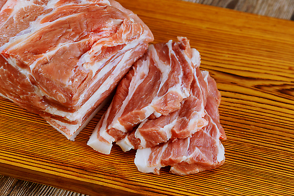 포토 JPG 해외이미지 조각 재료 부분 탁자 건강 스테이크 요리 사람없음 주방 식사 저녁식사 흰색 신선 그릴 바비큐 자르기 준비 날것 슬라이스 후추 단백질 목판 생식 음식준비 정육점 해외포토 음식 컬러 가구 모션 주방용품 서양음식 상점 향신료 영양소 파일형식 이미지허브