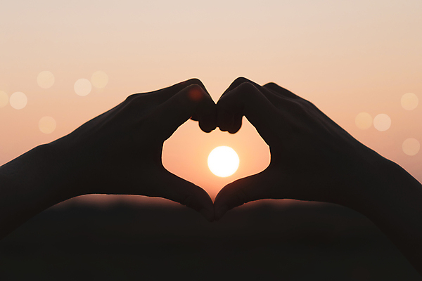 포토 JPG 해외이미지 손 실루엣 하늘 사랑 야외 신체부위 태양 일몰 야간 손하트 해외포토 자연요소 감정 촬영기법 사람 손짓 노을 파일형식 이미지허브