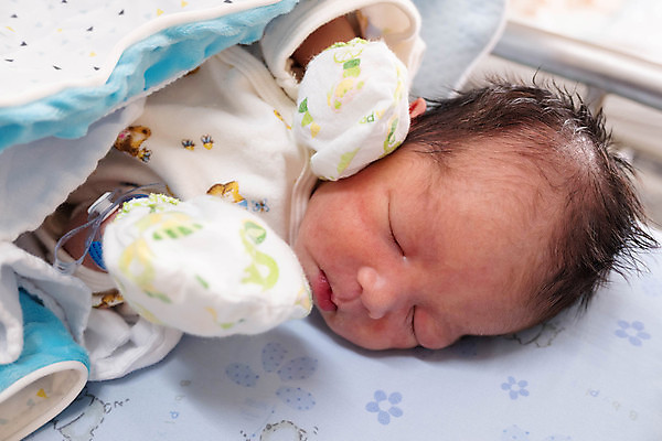 포토 JPG 해외이미지 손 행복 얼굴 어린이 가족 엄마 새로움 따뜻함 건강 병원 한명 사람 소년 임산부 놀이방 성장 아기 신생아 잠 출산 작음 담요 결백 돌봄 천진난만 안락 해외포토 1 남자 감정 컨셉 의학 관계 모션 신체부위 임신 크기 파일형식 이미지허브