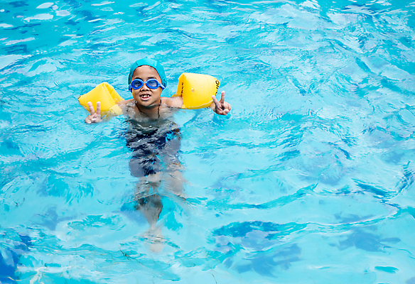 포토 JPG 해외이미지 응시 교육 수영복 행복 어린이 스포츠 장난 놀이 수업 휴가 휴식 수영장 실내 한명 미소 웃음 사람 소년 야외 물 여름 청춘 운동 수영 기쁨 젖음 연습 수영선수 해외포토 자연요소 1 시선 옷 계절 남자 감정 컨셉 운동선수 표정 건강 내부 수상스포츠 파일형식 이미지허브