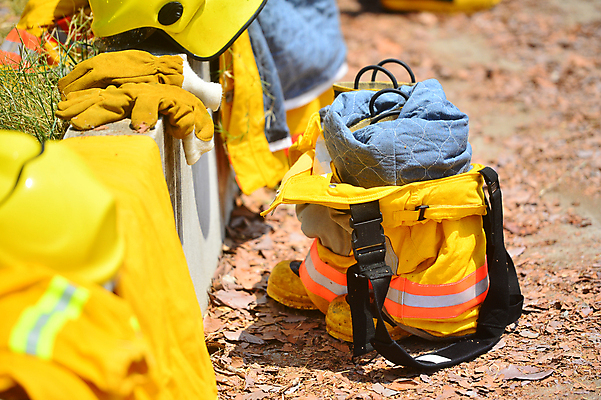 포토 JPG 해외이미지 백그라운드 유니폼 바지 불 바닥 부츠 안전 사람 사람없음 야외 빨간색 우주 장비 긴급 구출 보호 소방관 서비스 기어 해외포토 자연요소 옷 컬러 신발 컨셉 하의 도움 구조원 소방 파일형식 이미지허브