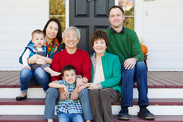 포토 JPG 해외이미지 백인 여자 남자 아들 어린이 가족 엄마 주택 사람 동양인 소년 여러명 야외 중국 육아 자녀 아기 아빠 6 세대 다민족 걸음마 섞기 조부모 혼혈 해외포토 서양인 아시아 다수 관계 모션 인종 건물 숫자 다문화 파일형식 이미지허브