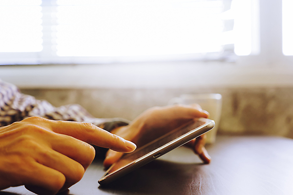 포토 JPG 해외이미지 라이프스타일 손 남자 커피 백그라운드 인터넷 비즈니스 통신 창문 손가락 탁자 아침 주택 직장 실내 성인 사람없음 컵 빛 컴퓨터 햇빛 방 장비 업무 커튼 네트워크 작업실 휴대용 책상 구성 스타일 미니멀 해외포토 주간 식기 음료 가구 회사 사람 내부 건물 생활 신체부위 전자제품 태양 작업 오브젝트 파일형식 이미지허브