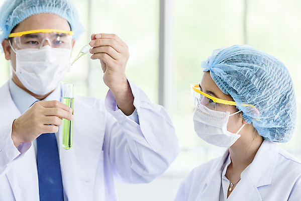 포토 JPG 해외이미지 응시 여자 남자 실험 들기 사람 동양인 성인 두명 가르침 실험실 스포이트 과학자 시험관 성인만 해외포토 직업 시선 교육 과학 모션 실험기구 인종 피펫 학자 파일형식 이미지허브