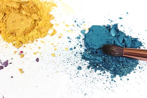 포토 JPG 해외이미지 사람없음 파란색 뷰티 노란색 손상 붓 화려 가루 흰배경 아이섀도 해외포토 컬러 백그라운드 컨셉 화장품 흰색 파일형식 이미지허브