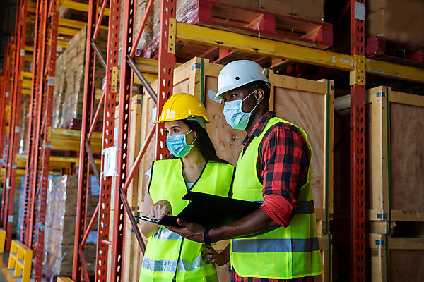 포토 JPG 해외이미지 백인 직업 산업 얼굴 컨셉 비즈니스 공장 노동자 건강 가면 안전 사람 성인 두명 상자 화물 업무 작업 엔지니어 바이러스 보호 질병 헬멧 창고 예방 전염 물류 분배 전염병 해외포토 서양인 공업 의학 신체부위 운송업 기술자 보호장비 감염 파일형식 이미지허브