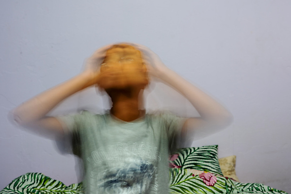 포토 JPG 해외이미지 손 모션 실내 건강 사람 사람없음 가로 긴장 블러 우울증 해외포토 감정 내부 신체부위 질병 파일형식 이미지허브