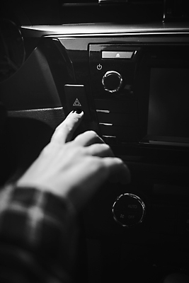 포토 JPG 해외이미지 디자인 백그라운드 의자 교통시설 자동차 새로움 실내 손잡이 사람없음 내부 가로 숫자 디지털 스크린 검은색 장비 운전 기구 판넬 정상 플라스틱 속도 라디오 오디오 시스템 온도 위로 계기판 속도계 인기 자동 제어 스타일 해외포토 문자 육상교통 컬러 가구 교통 컨셉 모션 재질 전자제품 시설 파일형식 이미지허브