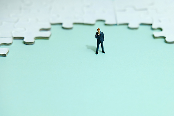 포토 JPG 해외이미지 응시 조각 백그라운드 컨셉 생각 비즈니스 사업가 부분 성공 아이디어 함께함 서기 사람 사람없음 금융 사무실 숫자 미니어처 피규어 도전 게임 흰색 비즈니스맨 퍼즐 계획 연결 대표 옵션 투자 문제 해결 개발 경영 투자자 해외포토 직업 문자 시선 남자 컬러 모션 놀이 경제 모형 직장인 파일형식 이미지허브