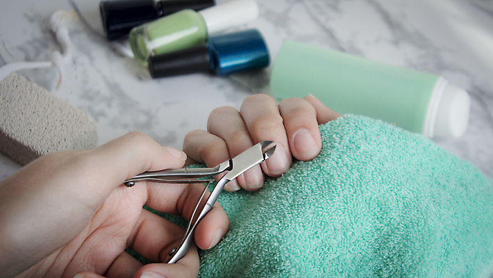 포토 JPG 해외이미지 손 여자 손가락 휴식 건강 관리 사람 성인 사람없음 치료 초록색 파란색 세트 유행 상점 스파 화장품 장비 흰색 잡기 못 고급 손톱관리 손톱 미용사 고객 피부 서비스 파일 매니큐어 광택 스킨케어 획득 내추럴 순서 돌봄 해외포토 직업 컬러 컨셉 의학 모션 신체부위 뷰티 공구 네일아트 파일형식 이미지허브