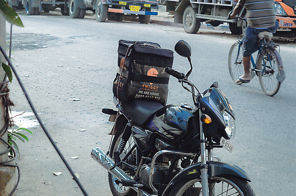포토 JPG 해외이미지 라이프스타일 교통수단 여행 백그라운드 피자 패스트푸드 사람없음 야외 쇼핑백 식당 식사 운전 오토바이 전문직 택배기사 배송 속도 온라인쇼핑 짐차 질서 소매 물류 전자상거래 전송 피자집 해외포토 직업 교통 가방 모션 자동차 서양음식 생활 쇼핑 상점 바이크 예절 배달원 인스턴트 온라인 파일형식 이미지허브