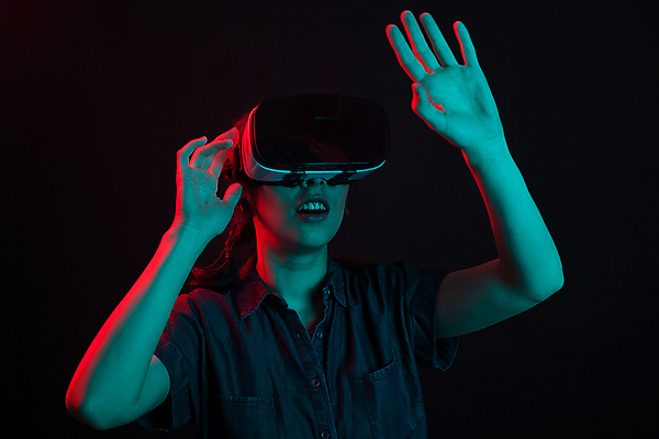 포토 JPG 해외이미지 여자 한명 손짓 상반신 성인 앞모습 손들기 스마트 하이테크 손뻗기 착용 웨어러블 가상현실 성인여자한명만 오큘러스 VR기기 해외포토 1 뷰포인트 컨셉 모션 기술 사람 기계 여자한명만 성인여자만 파일형식 이미지허브