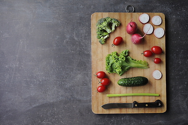 포토 JPG 해외이미지 식재료 방울토마토 실내 사람없음 하이앵글 상추 브로콜리 슬라이스 식칼 건강식 나무도마 적환무 플랫레이 해외포토 음식 뷰포인트 토마토 채소 주방용품 도마 내부 목재 플랫 무 파일형식 이미지허브