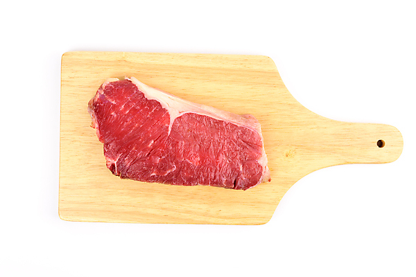 포토 JPG 해외이미지 음식 도마 스테이크 요리 사람없음 목재 빨간색 식사 소고기 신선 소 흰배경 황소 날것 고립 해외포토 나무 컬러 백그라운드 재료 포유류 주방용품 서양음식 육류 흰색 파일형식 이미지허브