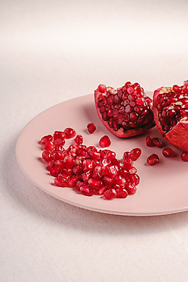 포토 JPG 해외이미지 접시 사람없음 낟알 석류 석류알 분홍색배경 해외포토 식기 분홍색 백그라운드 과일 파일형식 이미지허브