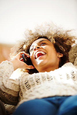 포토 JPG 해외이미지 모델 1 라이프스타일 응시 여자 행복 얼굴 거실 모바일 휴식 주택 대화 한명 웃음 사람 앉기 성인 스마트폰 소파 유행 검은색 듣기 잡기 시원함 전화기 스마트 거짓말 진짜 해외포토 시선 감정 컬러 컨셉 의자 모션 표정 말하기 건물 생활 신체부위 핸드폰 스마트기기 파일형식 이미지허브