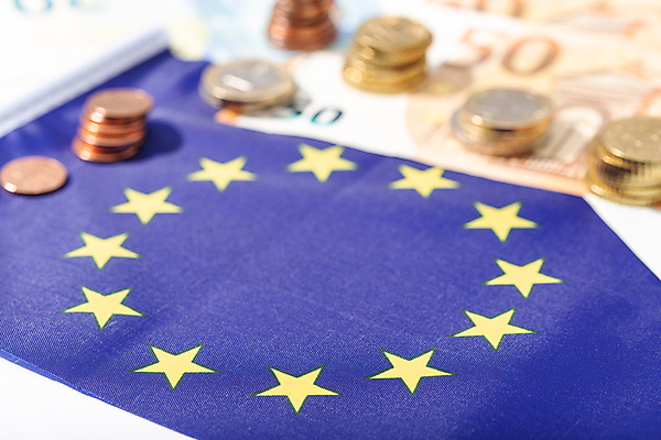 포토 JPG 해외이미지 유럽 컨셉 돈 회사 비즈니스 관리 사람없음 금융 경제 유로 깃발 도움 구출 어플리케이션 보호 투자 회계 보험 계산서 개발 경영 돌봄 위기 유럽연합 자금 정부 프로그램 헬프 해외포토 나라 모션 재산 파일형식 이미지허브