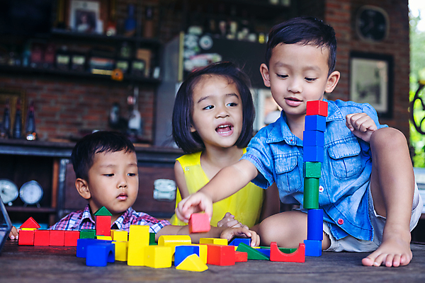 포토 JPG 해외이미지 백인 라이프스타일 교육 행복 어린이 백그라운드 장난 놀이 함께함 창조 미소 앉기 소년 세명 컬러풀 장난감 블록 유치원 놀이방 방 게임 흰색 아기 놀이터 작음 개발 걸음마 해외포토 서양인 남자 감정 컬러 컨셉 모션 표정 사람 생활 크기 파일형식 이미지허브