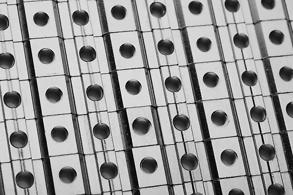 포토 JPG 해외이미지 접시 산업 선 백그라운드 추상 흑백 사람없음 빛 반짝임 뷰티 반사 금속 검은색 회색 견과류 흰색 나사 구멍 제조 은색 상품 미끄럼틀 직사각형 줄서기 하드웨어 해외포토 도형 식기 컬러 무늬 모션 재질 촬영기법 컴퓨터 공구 놀이기구 파일형식 이미지허브