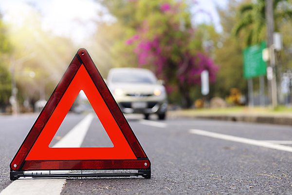 포토 JPG 해외이미지 주간 도로 자동차 사람없음 야외 아웃포커스 삼각형 위험 비상등 해외포토 자연요소 도형 길 육상교통 컨셉 교통시설 촬영기법 파일형식 이미지허브