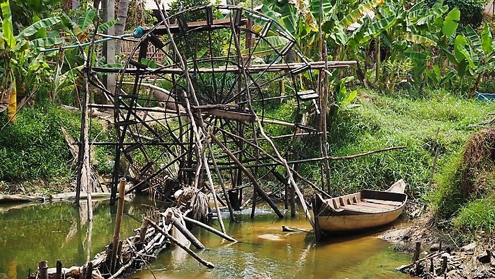 포토 JPG 해외이미지 전통 아시아 여행 동양인 풍경 사람없음 야외 목재 초록색 물 강 반사 힘 시골 바퀴 보트 개울 역사 친환경 캄보디아 펌프 유지 방앗간 인도차이나반도 해외포토 자연요소 나무 나라 컬러 배_교통 재료 인종 환경 파일형식 이미지허브