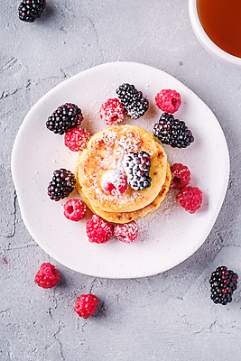 포토 JPG 해외이미지 접시 회색배경 사람없음 달콤 산딸기 블랙베리 팬케이크 슈가파우더 콘크리트 해외포토 식기 백그라운드 과일 케이크 회색 맛 파일형식 이미지허브