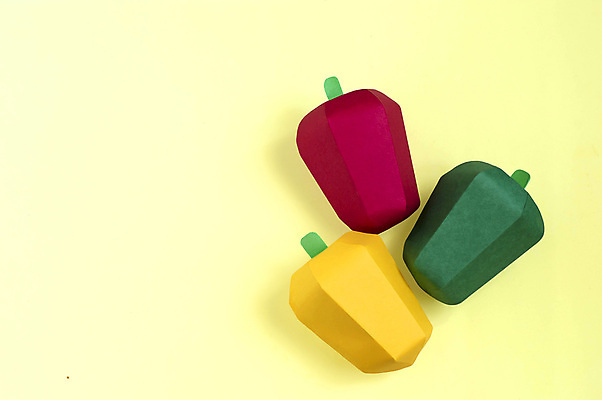 포토 JPG 해외이미지 종이 피망 파프리카 실내 사람없음 세개 페이퍼아트 오브젝트 종이공예 노란배경 해외포토 백그라운드 채소 3 내부 노란색 공예 파일형식이미지허브 