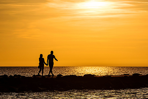 포토 JPG 해외이미지 전신 구름 커플 실루엣 바다 여행 휴가 그림자 풍경 성인 야외 두명 여름 햇빛 걷기 손잡기 황혼 일몰 저녁 성인만 해외포토 자연요소 계절 관계 모션 촬영기법 사람 태양 노을 야간 파일형식 이미지허브