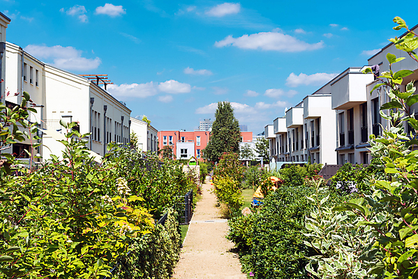포토 JPG 해외이미지 식물 외관 길 가족 하늘 새로움 거리 주택 독일 외벽 사람없음 초록색 파란색 정원 흰색 도시 재산 큼 땅 싱글 지역 커뮤니티 타운 베를린 이웃 대출 개발 교외 진짜 해외포토 유럽 벽 컬러 컨셉 관계 건물 금융 크기 파일형식 이미지허브