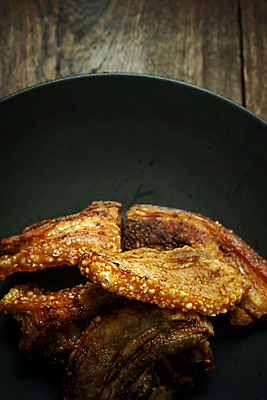 포토 JPG 해외이미지 전통 접시 음식 백그라운드 육류 돼지고기 요리 동양인 사람없음 목재 갈색 식사 저녁식사 중국 흰색 돼지 맛 그릴 바비큐 자르기 굽기 피부 점심식사 해외포토 나무 식기 아시아 컬러 컨셉 식재료 재료 포유류 모션 주방용품 인종 신체부위 구이 파일형식 이미지허브