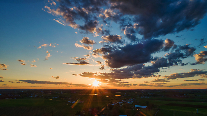 포토 JPG 해외이미지 나무 구름 계절 백그라운드 밭 농업 자연 하늘 아침 주택 안테나 옥수수 풍경 사람없음 야외 건물 초록색 여름 파란색 농작물 햇빛 태양 농장 농경지 일출 황혼 일몰 새벽 수확 시골 낟알 땅 밀 장면 외양간 드론 밭일 사일로 수평선 해외포토 주간 자연요소 식물 건축물 산업 컬러 통신 곡류 노을 생태계 파일형식 이미지허브