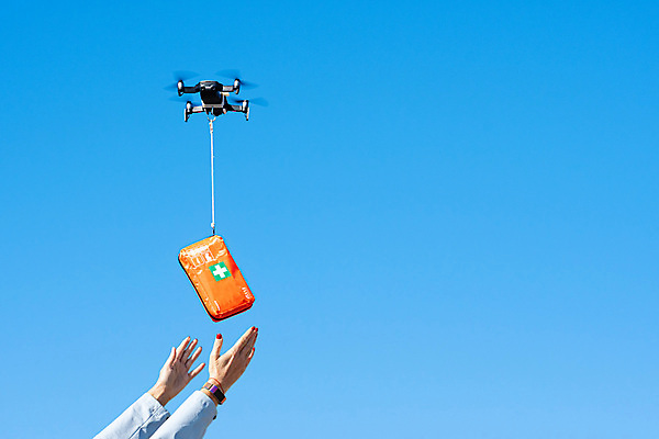 포토 JPG 해외이미지 컨셉 교통시설 하늘 미래 안테나 관리 사람없음 야외 상자 약 도움 구출 상품 로봇 배송 서비스 속도 프로펠러 패키지 멀리 물류 혁명 고립 대패 드론 제어 헬프 해외포토 교통 통신 의학 시설 파일형식 이미지허브