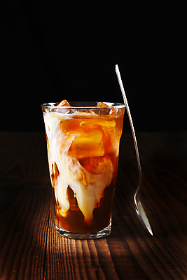 포토 JPG 해외이미지 1 커피 음료 유리 탁자 사람없음 목재 여름 갈색 숟가락 얼음 검은색 어둠 카페 우유 추위 흰색 신선 크림 큐브 아로마 모카 카페인 해외포토 자연요소 나무 계절 컬러 가구 재료 재질 유제품 수저 상점 파일형식 이미지허브