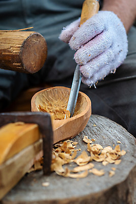 포토 JPG 해외이미지 전통 손 디자인 조각 크리스마스 프레임 관리 사람 사람없음 목재 장식 갈색 금속 숟가락 장비 수확 도구 공구 업무 시장 닫기 공예 목수 복고 만들기 목공예 라트비아 리가 솜씨 옛날 전국 조작 핸드메이드 해외포토 나무 직업 기념일 컬러 농업 재료 모션 재질 수저 북유럽 취미 신체부위 작업 파일형식 이미지허브