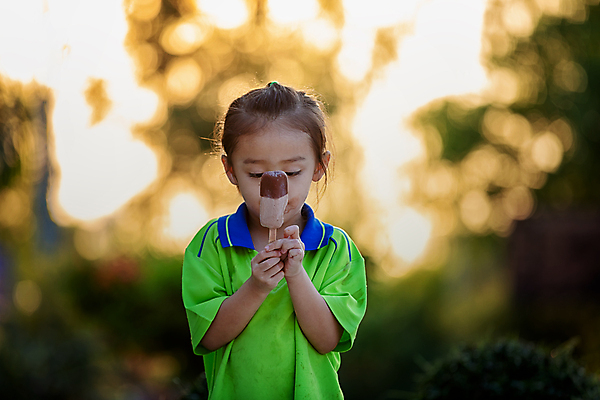 포토 JPG 해외이미지 백인 1 라이프스타일 여자 딸 행복 얼굴 어린이 음식 가족 휴가 아이스크림 디저트 한명 미소 사람 야외 여름 햇빛 얼음 기쁨 추위 흰색 아기 달콤 맛 먹기 크림 와플 해외포토 자연요소 서양인 계절 감정 컬러 컨셉 관계 모션 표정 생활 신체부위 태양 파일형식 이미지허브