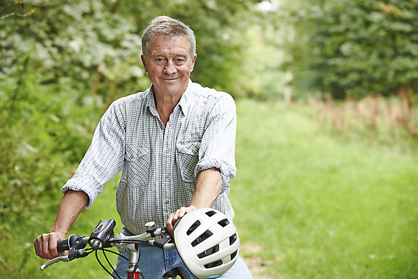 포토 JPG 해외이미지 백인 응시 남자 건강 한명 사람 야외 가로 자전거 시골 60대 승차 헬멧 은퇴 순환 사이클링 카피스페이스 해외포토 서양인 1 시선 노년 모션 바이크 공백 보호장비 육상스포츠 파일형식 이미지허브