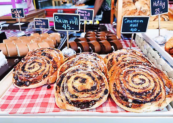 포토 JPG 해외이미지 음식 디저트 나선형 사람없음 갈색 케이크 초콜릿 식사 어둠 빵집 사막 소용돌이 신선 시장 달콤 맛 아침식사 설탕 두루마리 굽기 향신료 브런치 롤 건포도 길거리음식 번 시나몬 페스츄리 핸드메이드 시나몬롤 해외포토 빵 컬러 컨셉 무늬 포도 상점 회오리 구이 건과일 향미료 파일형식 이미지허브