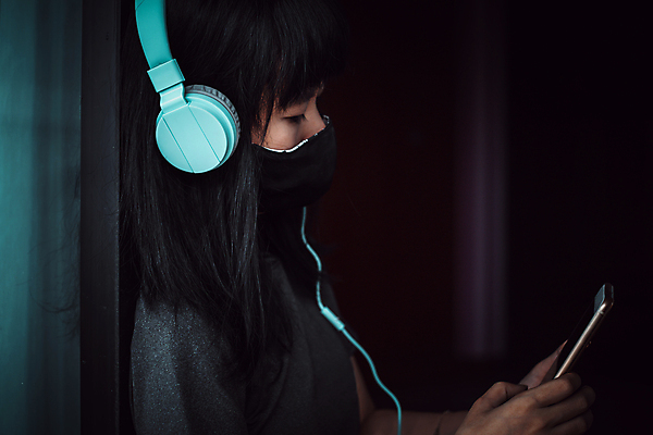 포토 JPG 해외이미지 라이프스타일 응시 음악 이어폰 통신 창문 모바일 휴식 주택 건강 가면 한명 안전 스마트폰 핸드폰 헤드폰 듣기 고통 슬픔 호흡기관 바이러스 좌절 고독 보호 질병 불안 고민 예방 감염 문제 고립 돌봄 전염병 혼자 해외포토 1 시선 감정 음향기기 컨셉 의학 모션 문화예술 사람 건물 생활 전자제품 스마트기기 장기_의학 파일형식 이미지허브