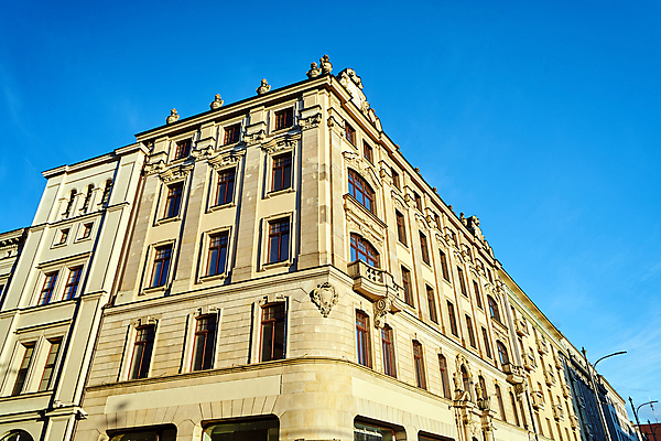포토 JPG 해외이미지 구름 유럽 건축양식 창문 하늘 지붕 벽돌 거리 주택 사람없음 건물 맑음 발코니 도시 역사 묘사 소매 폴란드 해외포토 자연요소 건축물 건축 나라 날씨 파일형식 이미지허브